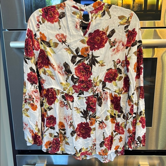a.n.a‎ Red Floral Blouse with Ruffled Long Sleeves - Picture 3 of 4